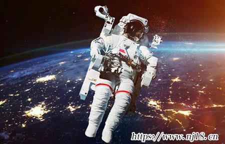 宇航員怎麼睡覺，康熙字典宇航員在太空中怎麼睡覺