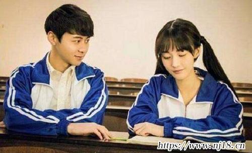 同班男生暗戀你的細節，康熙字典男生暗戀你的表現
