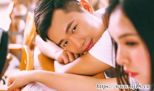男孩暗戀你最準的表現，康熙字典男生暗戀你的表現細節