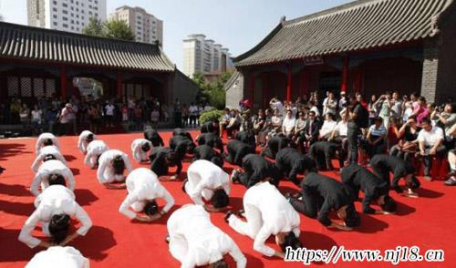 三拜九叩和三叩九拜有什麼區別
