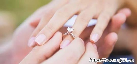 女生戒指的戴法和意義是什麼，康熙字典食指戴戒指什麼意思女