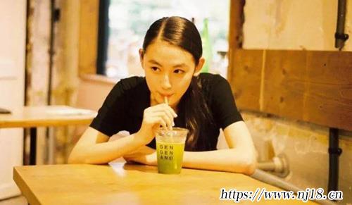 發朋友圈曬喝奶茶的短句，康熙字典喝奶茶發朋友圈的句子
