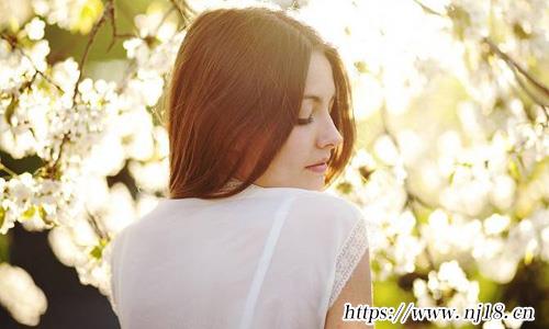 男人動心後的反常表現，康熙字典男人見到心動的女人的反應
