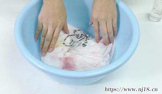 衣服染色怎麼洗掉妙招，康熙字典衣服上染了顏色怎樣可以洗掉
