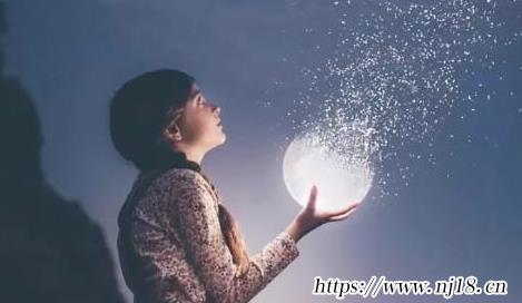 適合深夜發的傷感文案有哪些，康熙字典適合發朋友圈的句子傷感