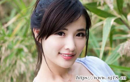 摘草莓很開心的說說