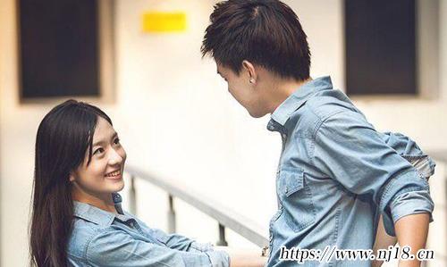 一個男人暗戀你的征兆，康熙字典男生暗戀你的表現