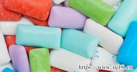 口香糖粘在頭發上如何弄掉，康熙字典口香糖粘在頭發上怎麼辦